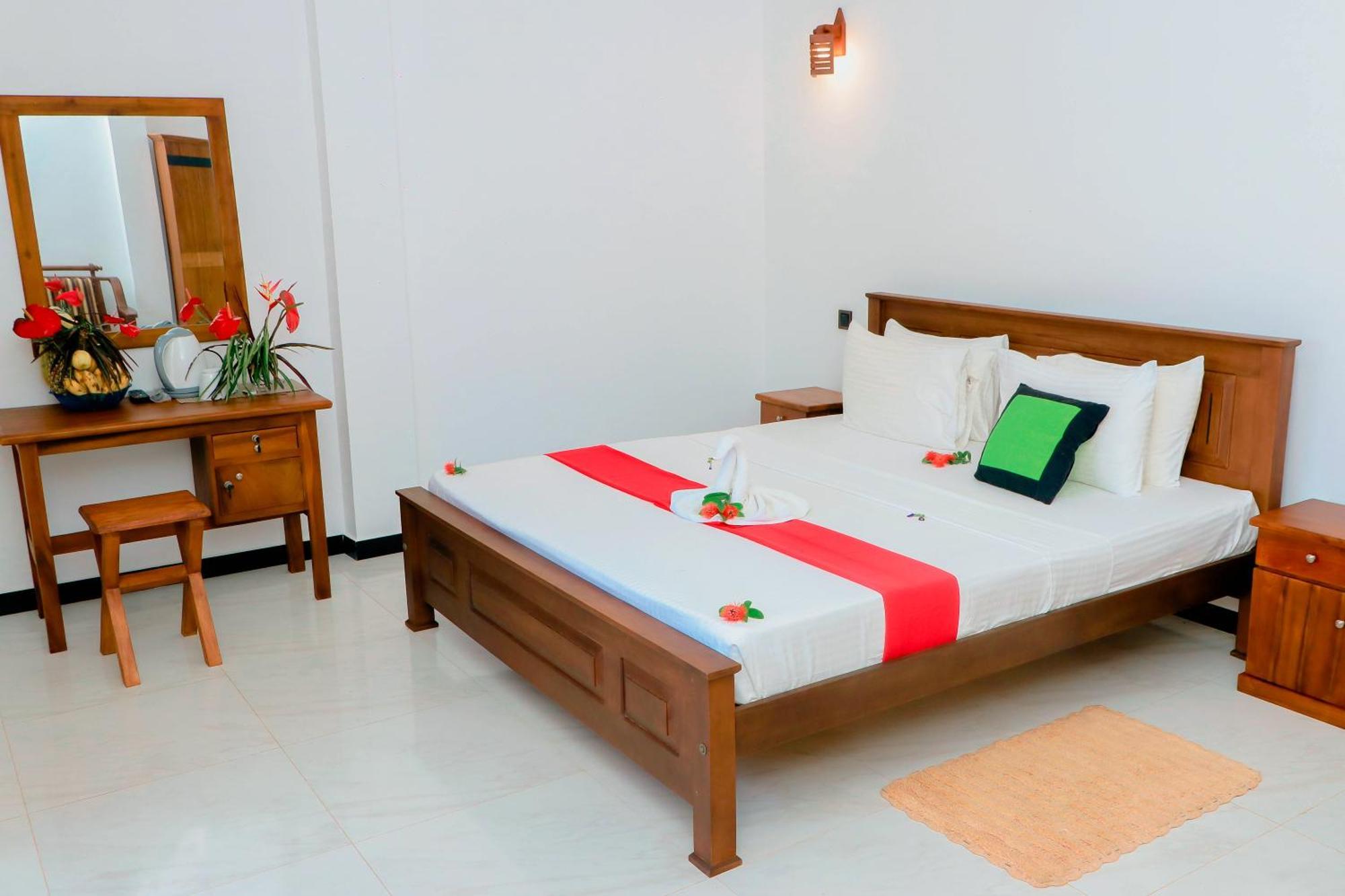 Dk Zur Einkenr Hotel Ahangama Extérieur photo
